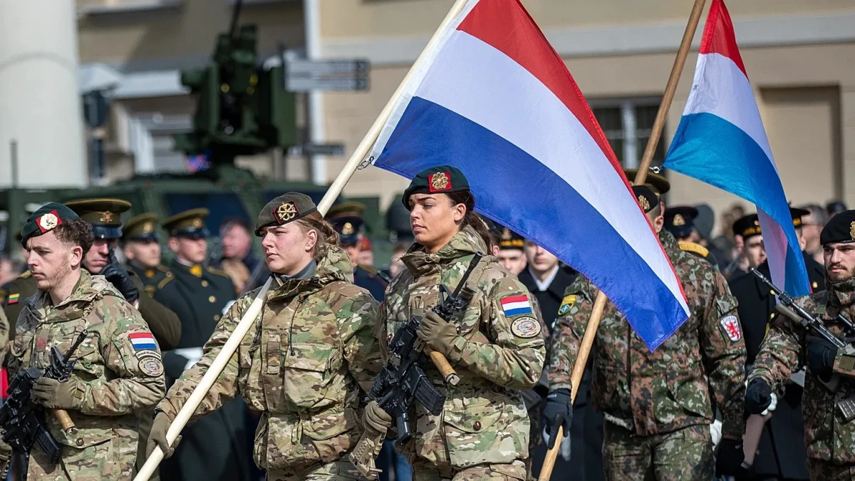 Командващият въоръжените сили на Нидерландия призова страната да се подготви за мащабен конфликт