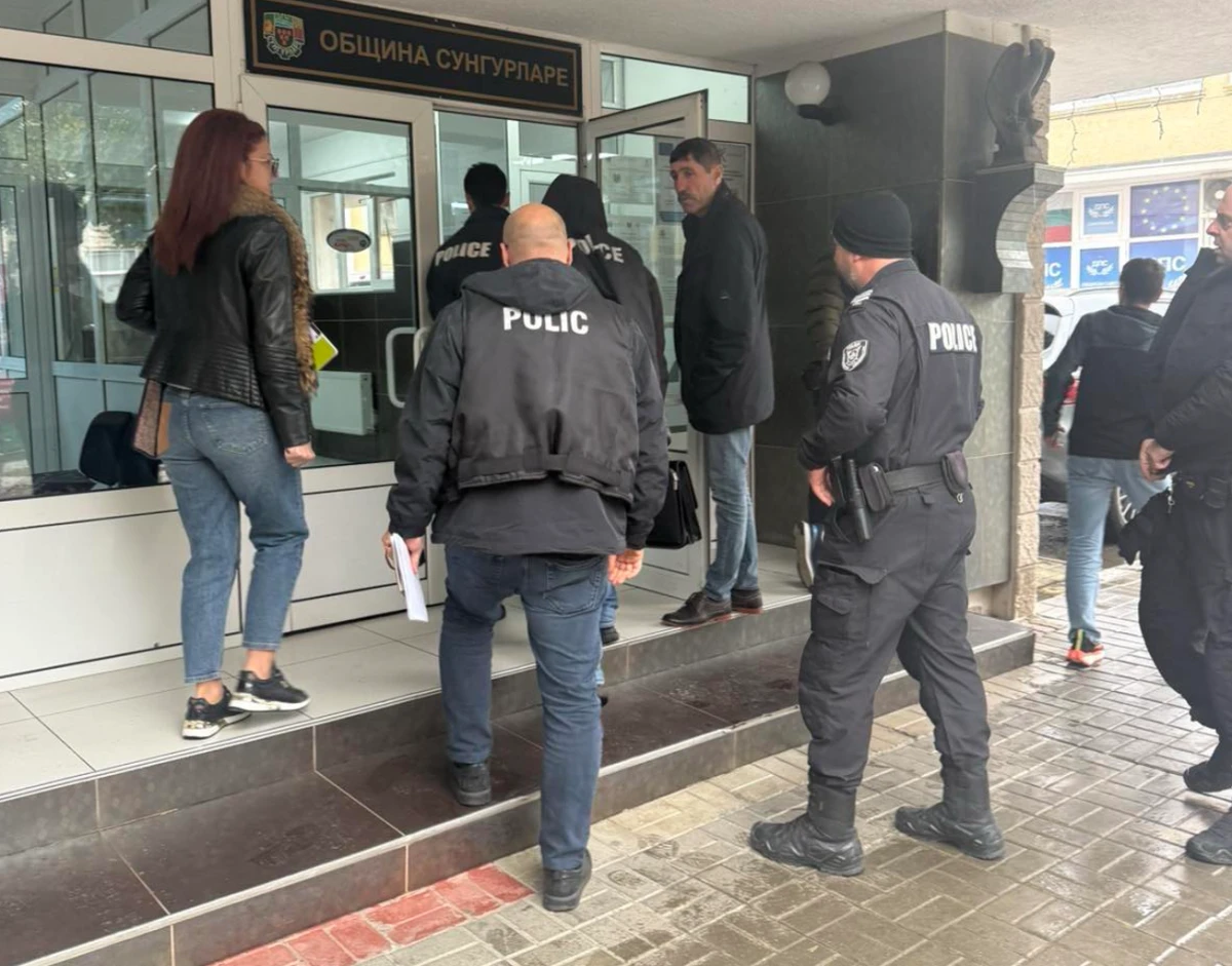 Полиция пак влезе в Община Сунгурларе: Строеж на дом за стари хора е платен изцяло, но обектът не е завършен