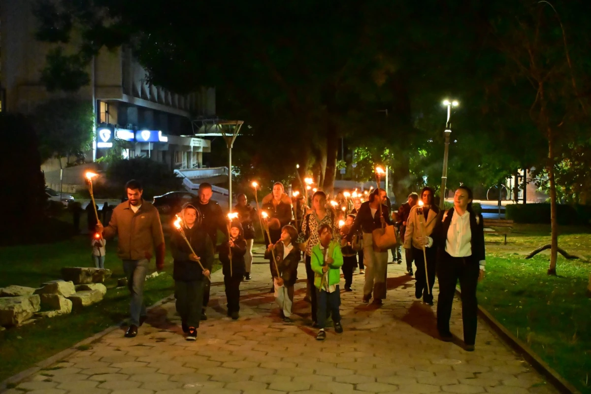 Децата от ДГ "Светлина"-Стара Загора почетоха народните будители с факелно шествие и спектакъл