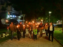 Децата от ДГ "Светлина"-Стара Загора почетоха народните будители с факелно шествие и спектакъл