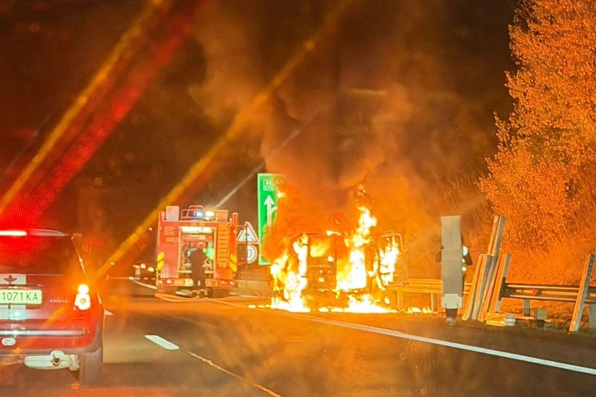Автомобил се запали на АМ "Струма" в посока Перник