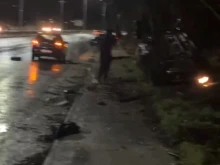Лек автомобил се удари в автобус при разклона за село Буково, пострадала е жена