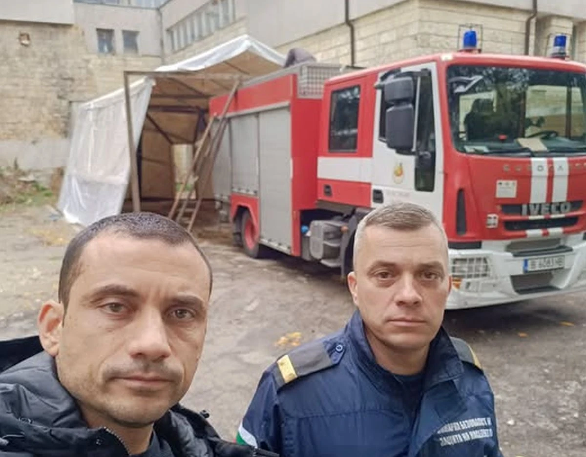 Сигнал от Варна: Пожарният автомобил на к.к. "Златни пясъци" няма гараж, пазят го под навес от подръчни материали