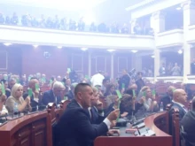 Хаос в Тирана: Факли и димни бомби в парламента