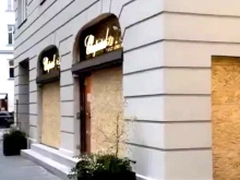 В Берлин магазините покриват витрините си преди протеста