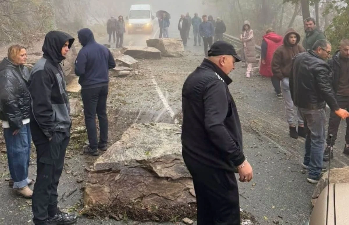 Огромна скална маса се срути на пътя Троян - Кърнаре, Meteo Balkans с предупреждение