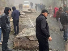 Огромна скална маса се срути на пътя Троян - Кърнаре, Meteo Balkans с предупреждение