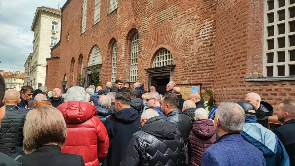 Сълзи и аплодисменти в "Света София": Елитът на България изпрати Слави Бинев