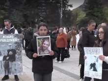 Протест след трагедията край Мездра: Пуснаха под домашен арест шофьора, убил Йоана и Иван