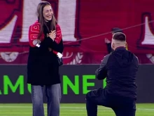 Любовта превзе "Българска армия": Фен на ЦСКА падна на коляно пред любимата си на новооткрития стадион
