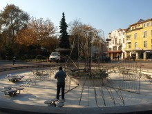 Украсяват елхата пред Общината, утре светва
