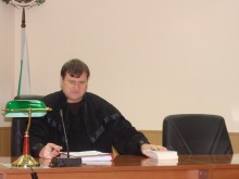 Ромът, газил полицаи в Катуница - със задух! Не се яви в съда!