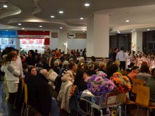 Деца от "Куклици" и "Бамбини" съчетаха традиция и съвремие в Коледен благослов 