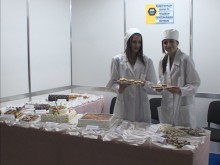 Ученици тункват коледни фигурки, направени по специална технология