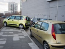 Тотален хаос с паркирането около МОЛ Пловдив
