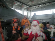 Дядо Коледа пристигна в авиобаза Граф Игнатиево с изтребител МиГ-29