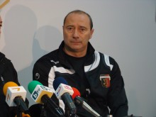 Локо чака таран от Швеция и защитник от Дания