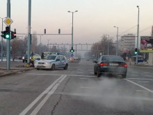 Водач загуби контрол над колата си и се заби в уличен стълб