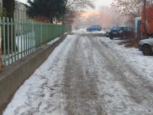 След сигнал на Plovdiv24.bg оправят безобразна улица, затрудняваща майки с бебета