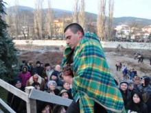 Искат кръщелно свидетелство от мераклиите за хващането на кръста в Асеновград