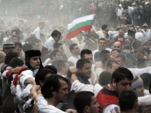 Стотици се включиха в традиционното мъжко хоро в ледените води на Тунджа