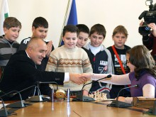 Световната вицешампионка за момичета до 10 години по шах патира премиера