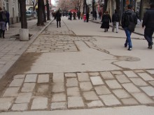 Фирма "закърпи" част от Главната с грозни плочки, било временно