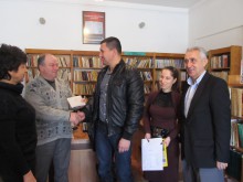 Общински съветник от ГЕРБ дари лични средства на библиотеката в Баня