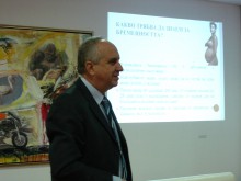 Проф. Пехливанов: Безумни изказвания по телевизията стряскат бъдещите майки
