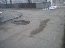 Огромни дупки зеят на ул. "Копривките" 