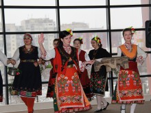 Баби и майки заедно тропнаха хорце на Бабинден в Пловдив