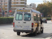 Шофьор на маршрутка пуши и говори по GSM, пътниците зъзнат!