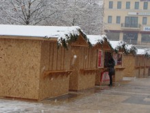 Демонтират 20-те коледни къщички пред Пощата