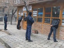 Полицията в Асеновград задържа охранители вместо пияни вандали