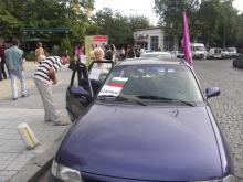 Учители протестират на митинг пред Хуманитарната гимназия