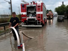 Ужас: Скъса се язовирна стена и цяло село е под вода! Хората са по покривите