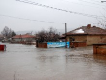 Животни и коли плуват по улиците на Бисер, премиерът отива на помощ