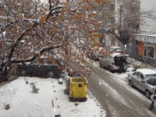 Дъждът премина в сняг и започна да трупа