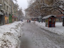 Тихо се сипе поредният сняг