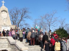 Чистят снега от паметника на Васил Левски и хълм "Бунарджика"