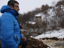 Министър Трайков наблюдава процеса по обезопасяване на язовир "Елена“