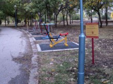 Жители на Войводиново вардят с телата си детска площадка