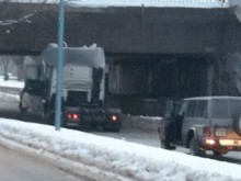 Камион се заклещи под моста на "Васил Априлов", блокира движението