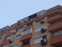 Ледено-снежна маса падна от покрив и за малко не уби човек!