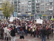С народно хоро протестираха учителите на пл."Съединение"