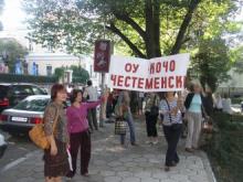 Стачкуващи учители ще чистят в „Тракия”