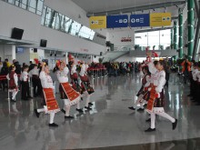 С мартенички и листовки посрещнаха пътниците на летище "Пловдив"