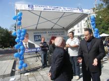 Николай Караиванов разговаря с граждани на площад "Стефан Стамболов"