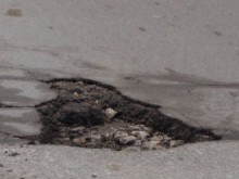 Продължава аварийното запълване на улични дупки в Карлово