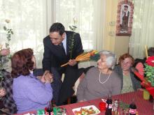 Александър Буздрев подари рози на 33 родженички от третата възраст